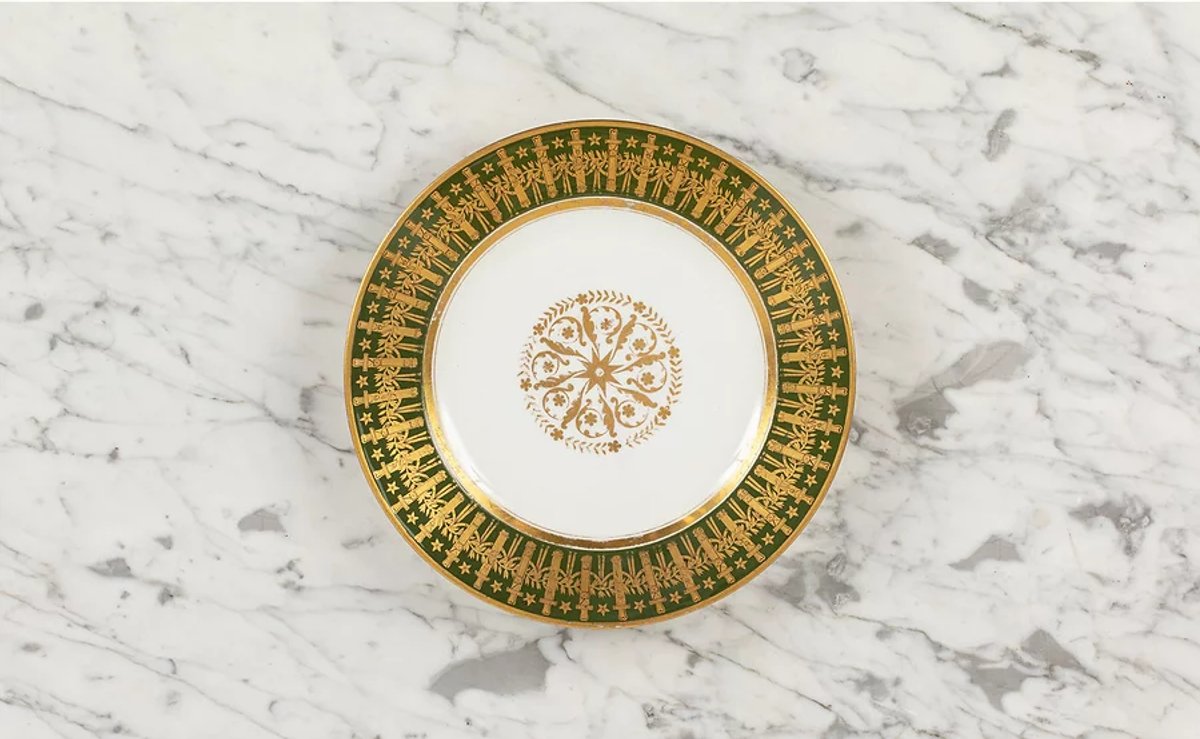 Assiette en porcelaine de Sèvres du service de l'empereur Napoléon Ier. Courtesy Galerie Royal Provenance