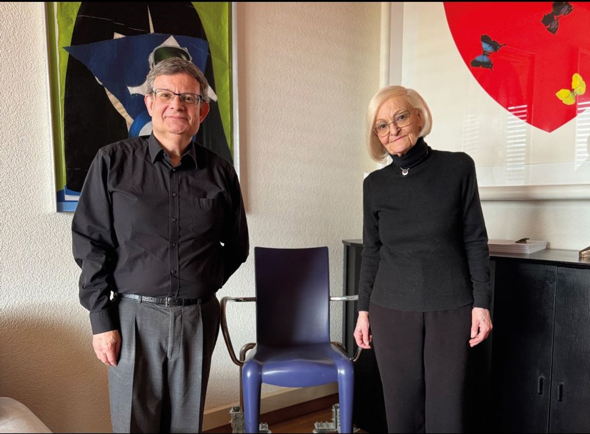 Jocelyne et Fabrice Petignat de part et d’autre de Louis Bleu, série Traveling Chair, 2020 (chaise vintage et roues), de Marina Faust. Photo D.R.