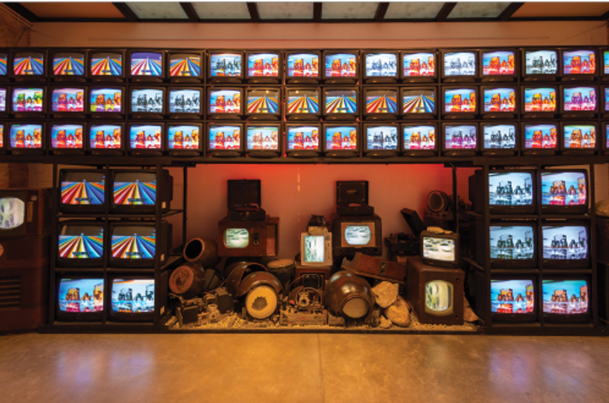 Nam June Paik, Dolmen, 1995, techniques mixtes. Courtesy Gwangju Biennale Foundation. Photo Studio Possible Zone