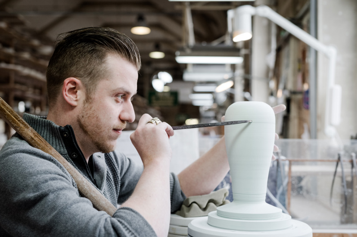Tournage au grand atelier de la Manufacture de Sèvres. © Nicolas Lascourrèges / Sèvres - Manufacture et Musée nationaux