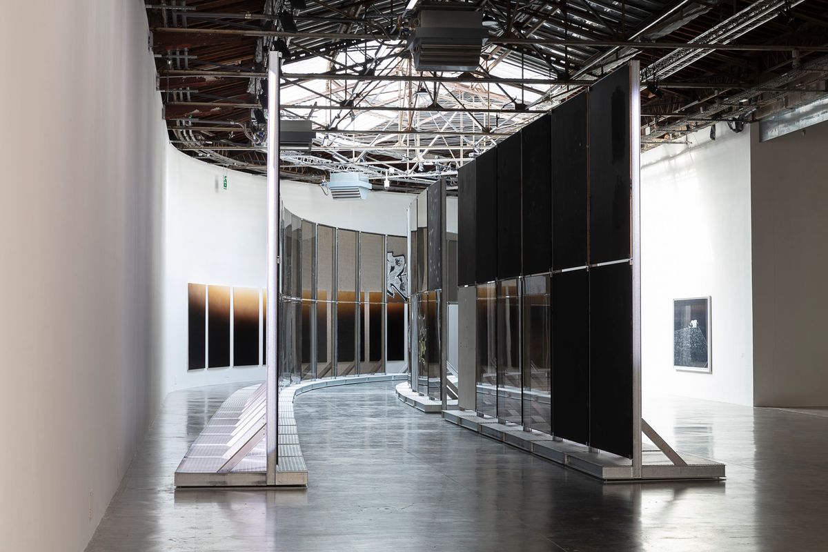 Vue de l’exposition « Anne Imhof. Natures mortes » avec l’œuvre An Der Isar II de Wolfgang Tillmans (2008, tirage C-Print contrecollé sur Dibond, cadre de l’artiste), Palais de Tokyo, Paris, 2021. Courtesy Anne Imhof et Wolfgang Tillmans, Galerie Buchholz et Sprüth Magers. Photo Andrea Rossetti