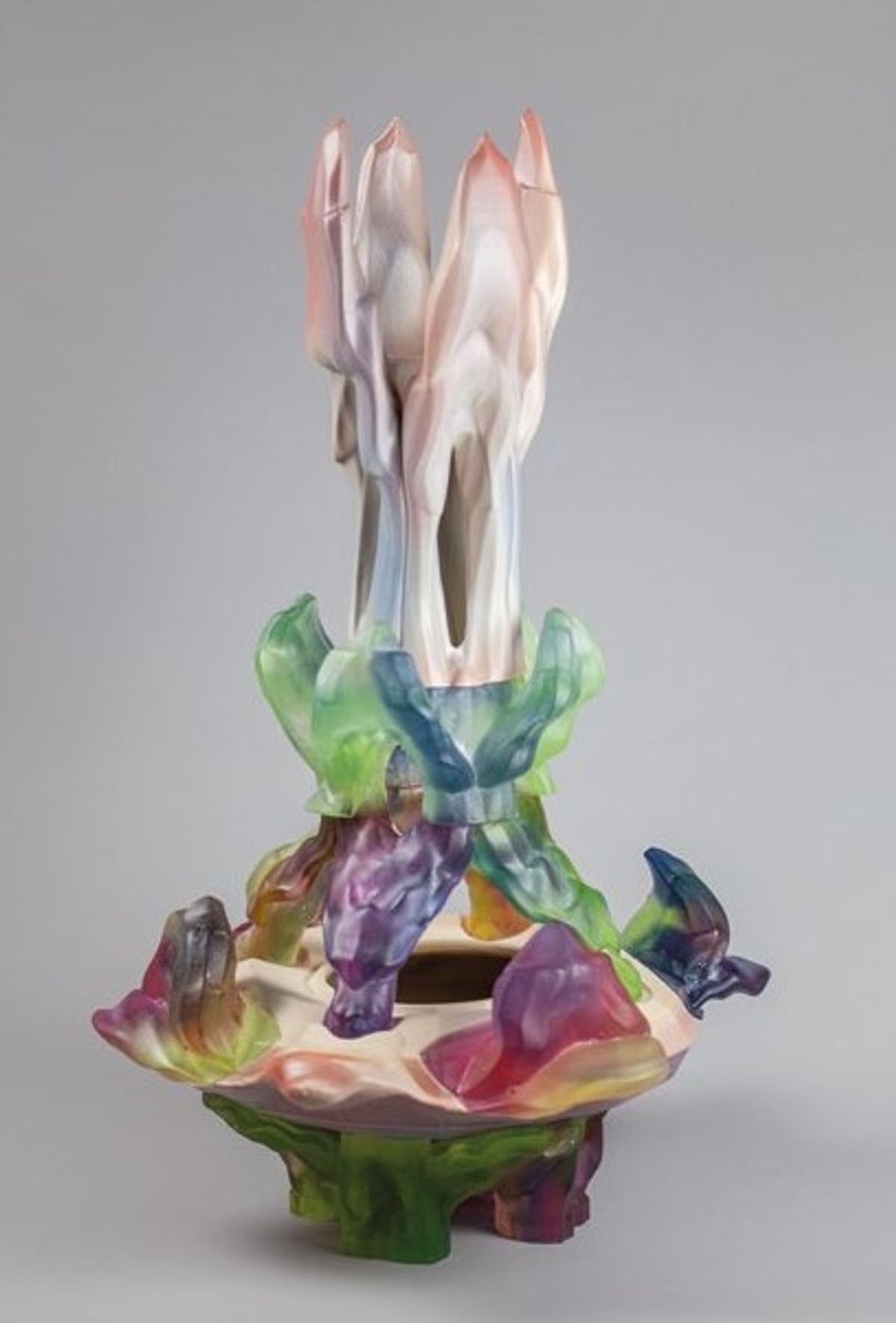 Octave Rimbert-Rivière, Untitled (Vase), 2024, grès émaillé et verre moulé teinté. Courtesy de l’artiste et de Nendo Galerie