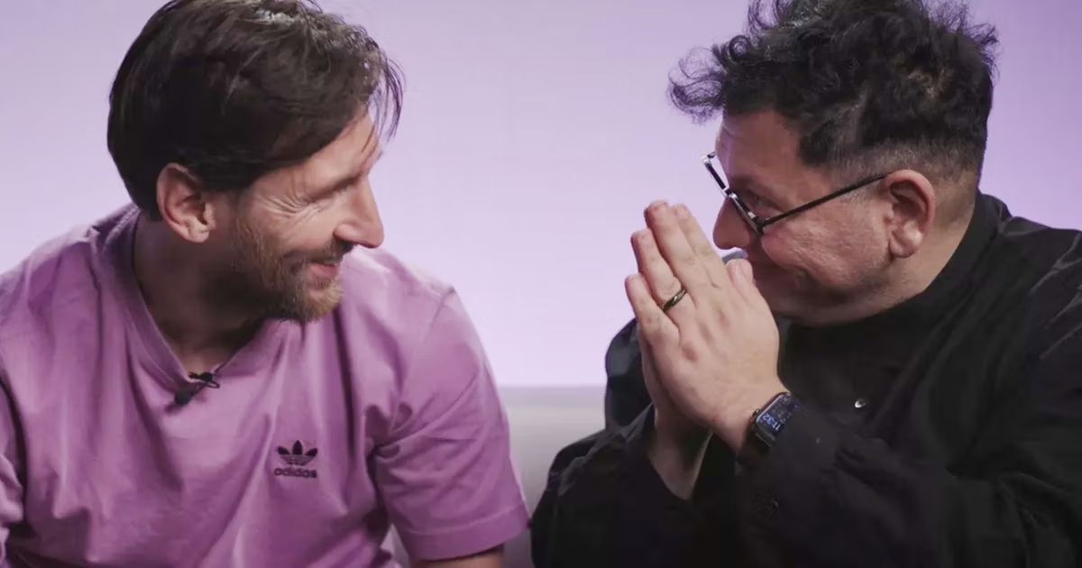 La légende du football Lionel Messi (à gauche) et l’artiste numérique Refik Anadol ont collaboré à une œuvre actuellement en vente chez Christie’s au profit d’une œuvre caritative. Courtesy A Goal in Life / Inter Miami CF Foundation