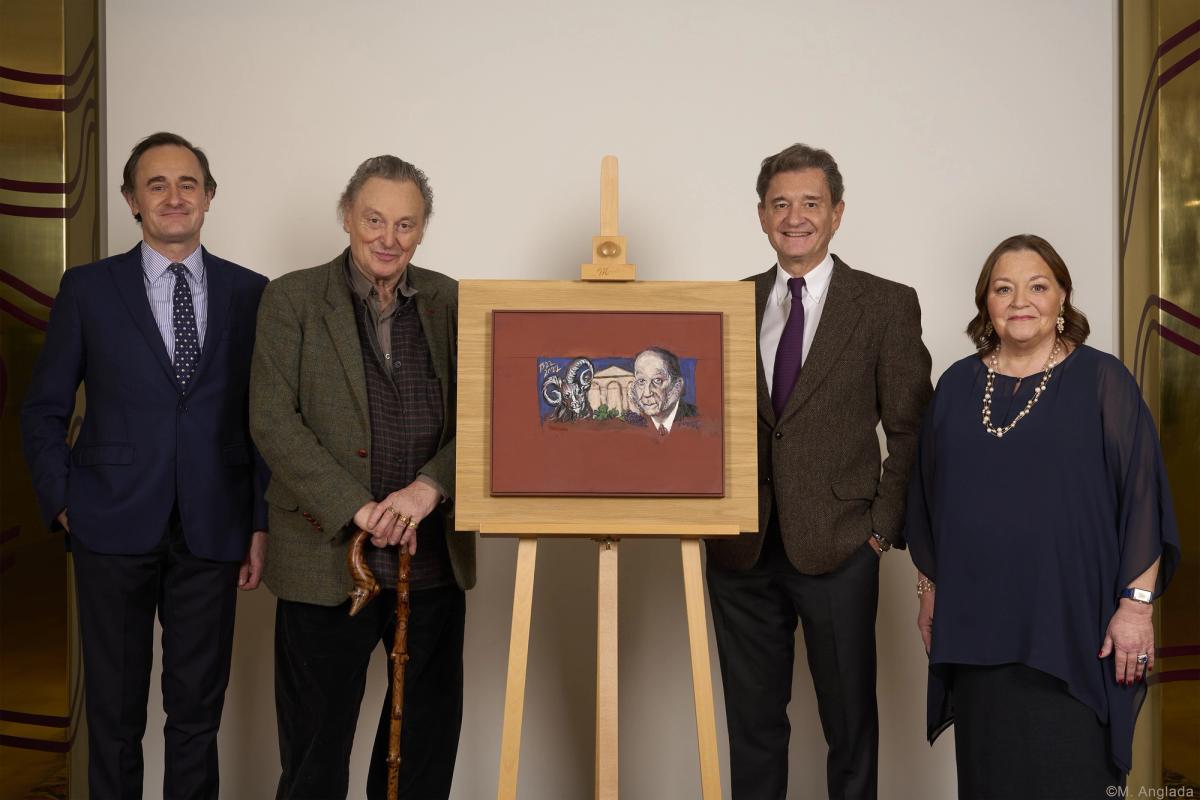 Julien de Beaumarchais de Rothschild, Gérard Garouste, Philippe Sereys de Rothschild et Camille Sereys de Rothschild autour de l’œuvre créée par le peintre pour illustrer l’étiquette du millésime 2022 de Château Mouton Rothschild. Photo : M. Anglada