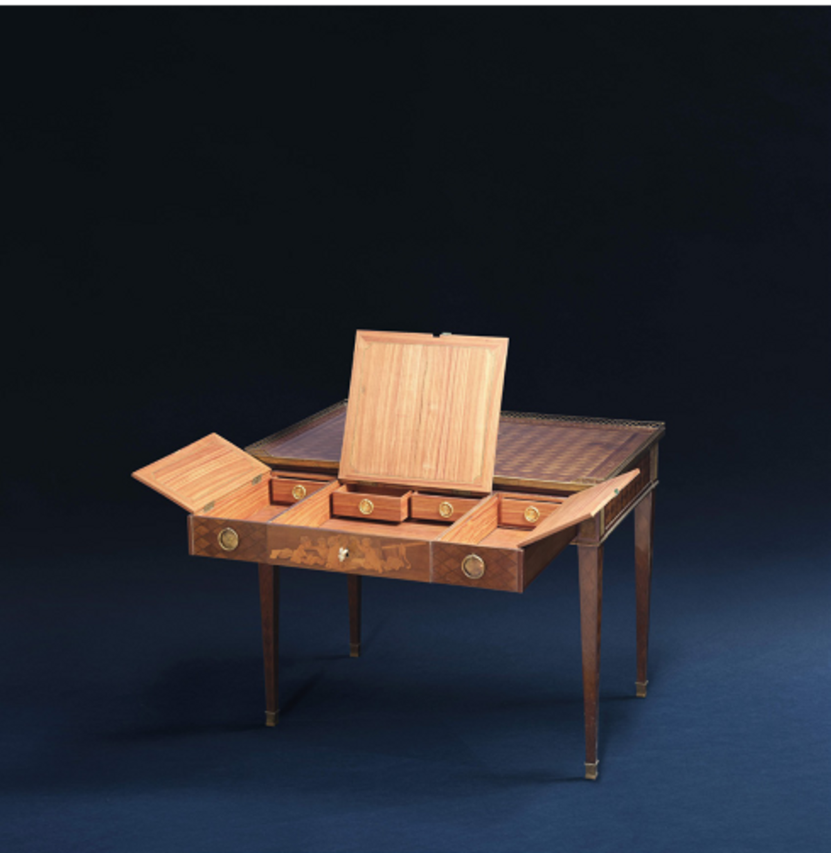 Jean-Henri Riesener et Guillaume Benneman, table à écrire, sycomore teinté, époque Louis XV (livrée au château de Trianon en 1771), est. 150 000-200 000 euros. © Pescheteau-Badin/Hôtel Drouot