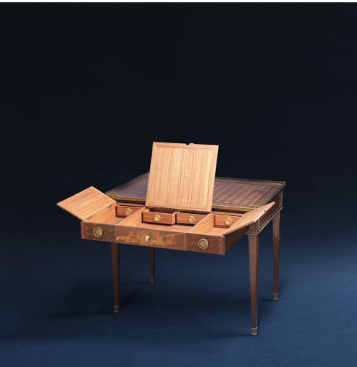 Jean-Henri Riesener et Guillaume Benneman, table à écrire, sycomore teinté, époque Louis XV (livrée au château de Trianon en 1771), est. 150 000-200 000 euros. © Pescheteau-Badin/Hôtel Drouot