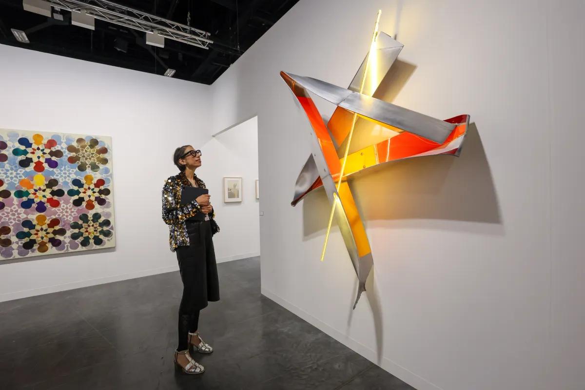 Harlequin Star (2023) de Mark Handworth, vendu 135 000 dollars via la plateforme Access by Art Basel, avec un don de 13 500 dollars. Photo : Liliana Mora