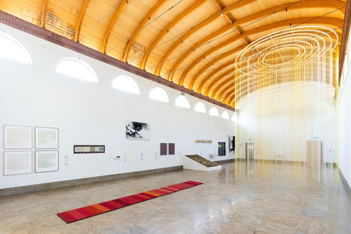 Vue de l’exposition « Alors nous irons trouver la couleur ailleurs » (cur. Arnaud Dubois), CIAP Vassivière, 2026. Photo © Thiery Caron-Divergence