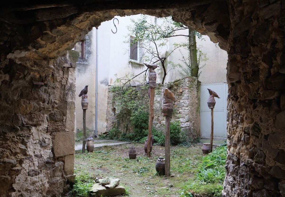 Les corbeaux en grès d’Île/Mer/Froid (Hugo Lemaire et Boris Geoffroy)
dans la cour d’une maison Renaissance, Biennale Sillon, Dieulefit, octobre 2025. © Île/Mer/Froid. Courtesy de Sillon
