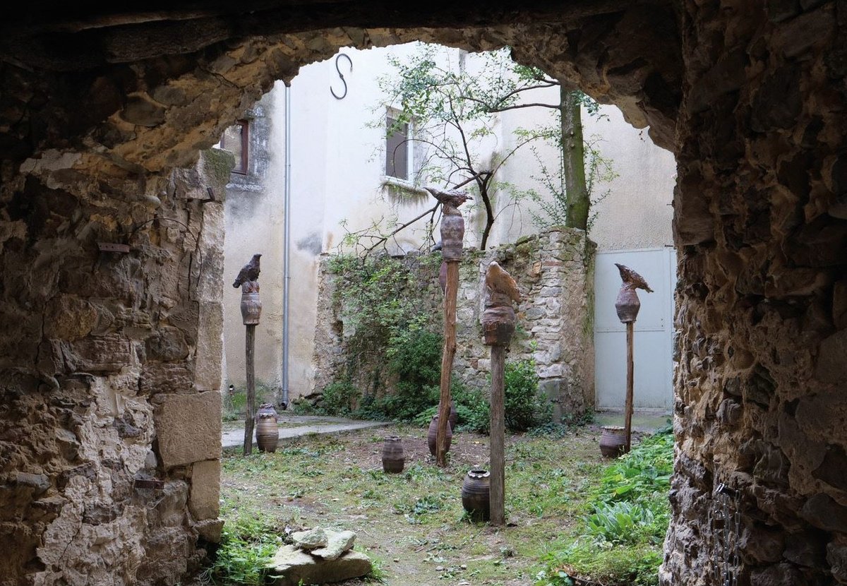 Les corbeaux en grès d’Île/Mer/Froid (Hugo Lemaire et Boris Geoffroy)
dans la cour d’une maison Renaissance, Biennale Sillon, Dieulefit, octobre 2025. © Île/Mer/Froid. Courtesy de Sillon
