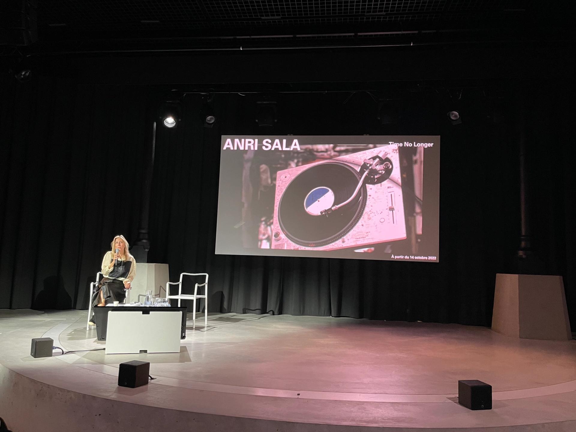 Emma Lavigne présentant la programmation 2022-2023 de la Pinault Collection le 20 septembre 2022. Photo : Philippe Régnier