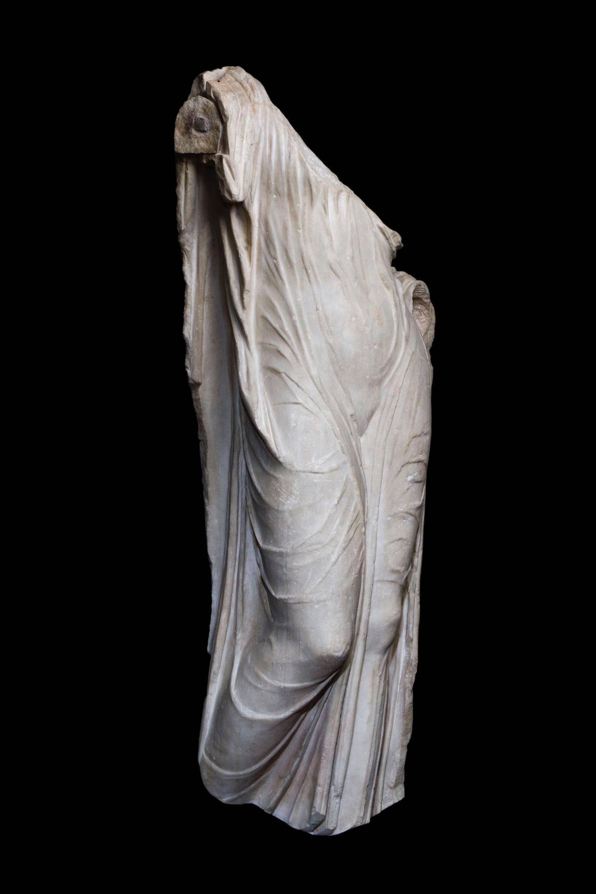 Aphrodite, dite « Vénus Génitrix », ier siècle après J.-C., marbre. Courtesy galerie Chenel