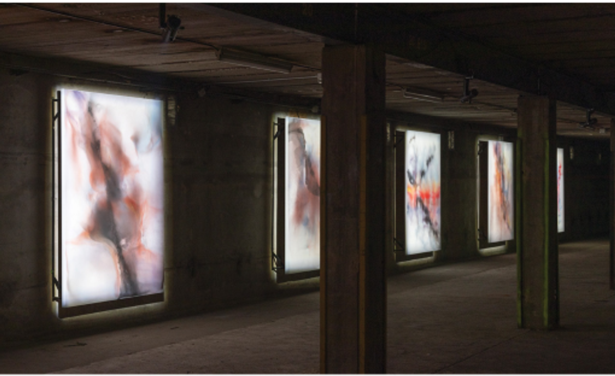 Oliver Beer, Resonance Painting, 2024, pigments sur toile, 17e Biennale d’art contemporain de Lyon, Les Grandes Locos, Lyon, 2024.

Courtesy de l’artiste et des galeries Thaddaeus Ropac et

Almine Rech. Photo Jair Lanes