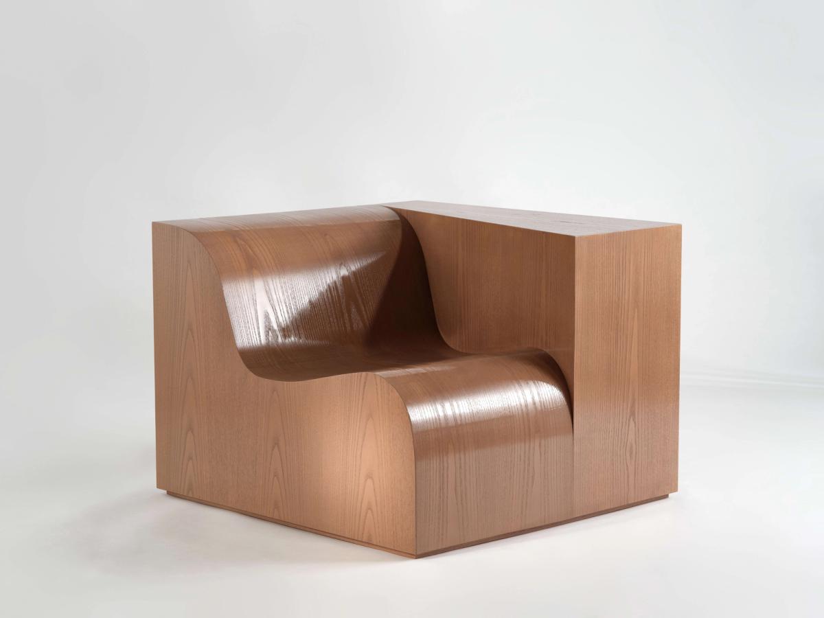 Rodolphe Parente, Taglio, fauteuil, frêne, laque. Photo : Studio Erick Saillet