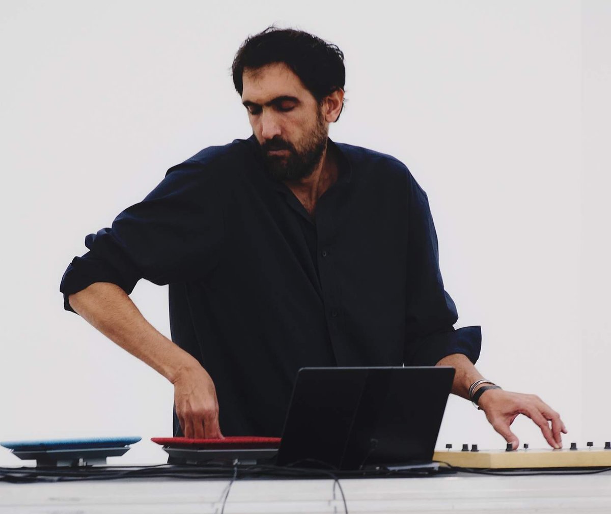 Tarek Atoui lors de la présentation de la collection printemps-été 2026 d'Issey Miyake au Centre Pompidou, à Paris, en octobre 2025. Photo : Luna Conte