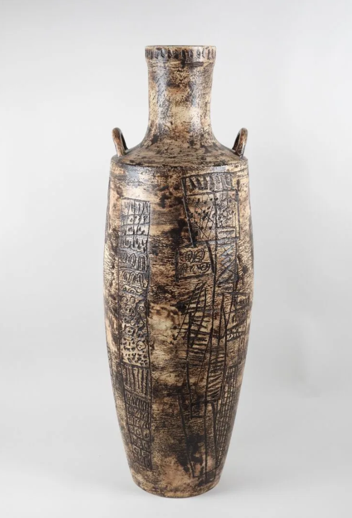 Jacques Blin, Importante amphore en céramique émaillée brune à décor gravé de formes géométriques stylisées. Courtesy Hôtel des ventes de Giraudeau