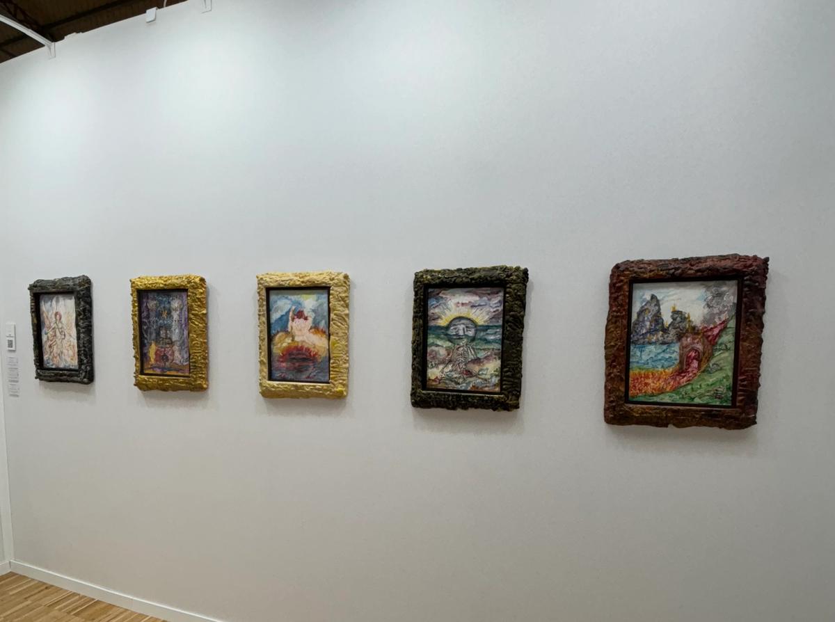 Les aquarelles accompagnées de leur cadre en résine réalisées par le Belge Joris Van de Moortel chez Nathalie Obadia. Photo: Arthur Frydman