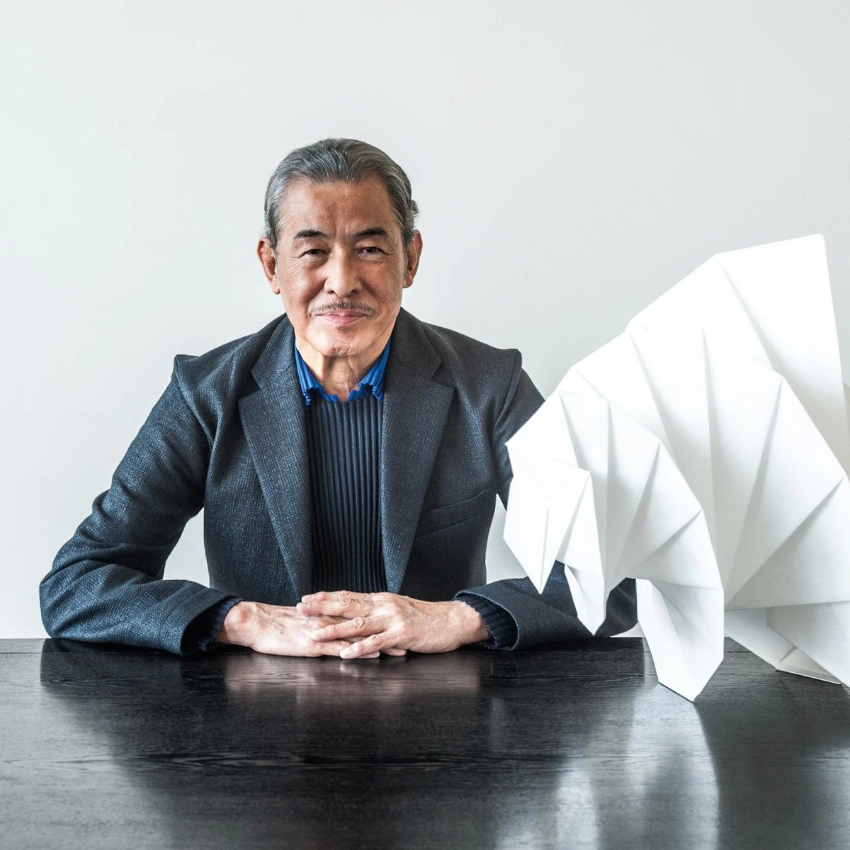 Le couturier japonais Issey Miyake. © D.R.
