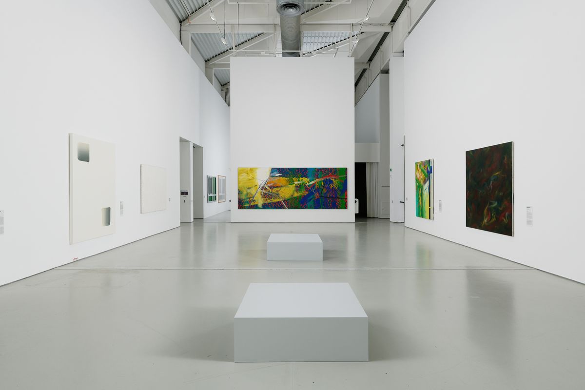 De gauche à droite : Lee Ufan, Dialogue, 2010, huile sur toile, 228 x 182 cm. Collections MAMC+. © Adagp, Paris ; Bertrand Lavier, Peinture, 1984, acrylique sur toile, 150 x 220,5 x 4 cm. Collections MAMC+. Dépôt du Centre national des arts plastiques – ministère de la Culture et de la Communication, 1991. © Adagp, Paris ;
Gerhard Richter, Glenn, 1983, huile sur toile, 190 x 501 x 4 cm. Collections MAMC+ ; Pforte, 1983, huile sur toile, 200 x 160 x 4 cm. Collections MAMC+ ; Rot-Blau-Gelb de la série Vermalungen, 1973, huile sur toile, 200 x 200 cm. Collection Institut d'art contemporain, Rhône-Alpes, achat 1985. Dépôt au Musée d'art moderne et contemporain de Saint-Étienne Métropole, 1988.
© Gerhard Richter. Photo : Aurélien Mole