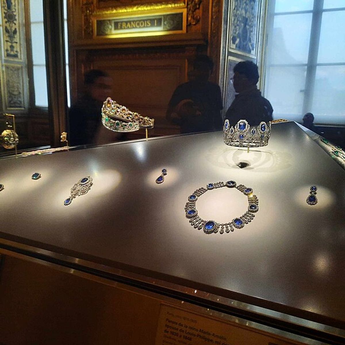 Les joyaux de la Couronne, dans la galerie d'Apollon au Louvre. 

© Wikimedia Commons 
