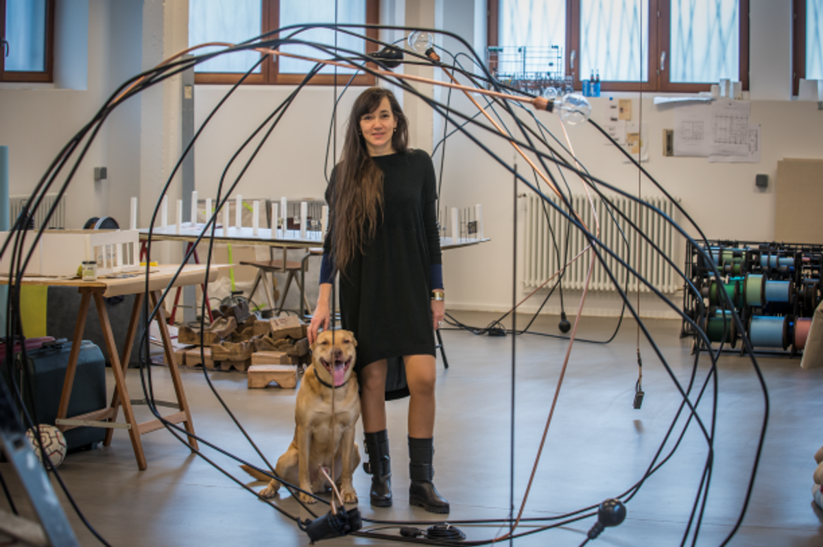 Tatiana Trouvé dans son atelier de Montreuil. Crédit Photo : Alastair Miller D.R.