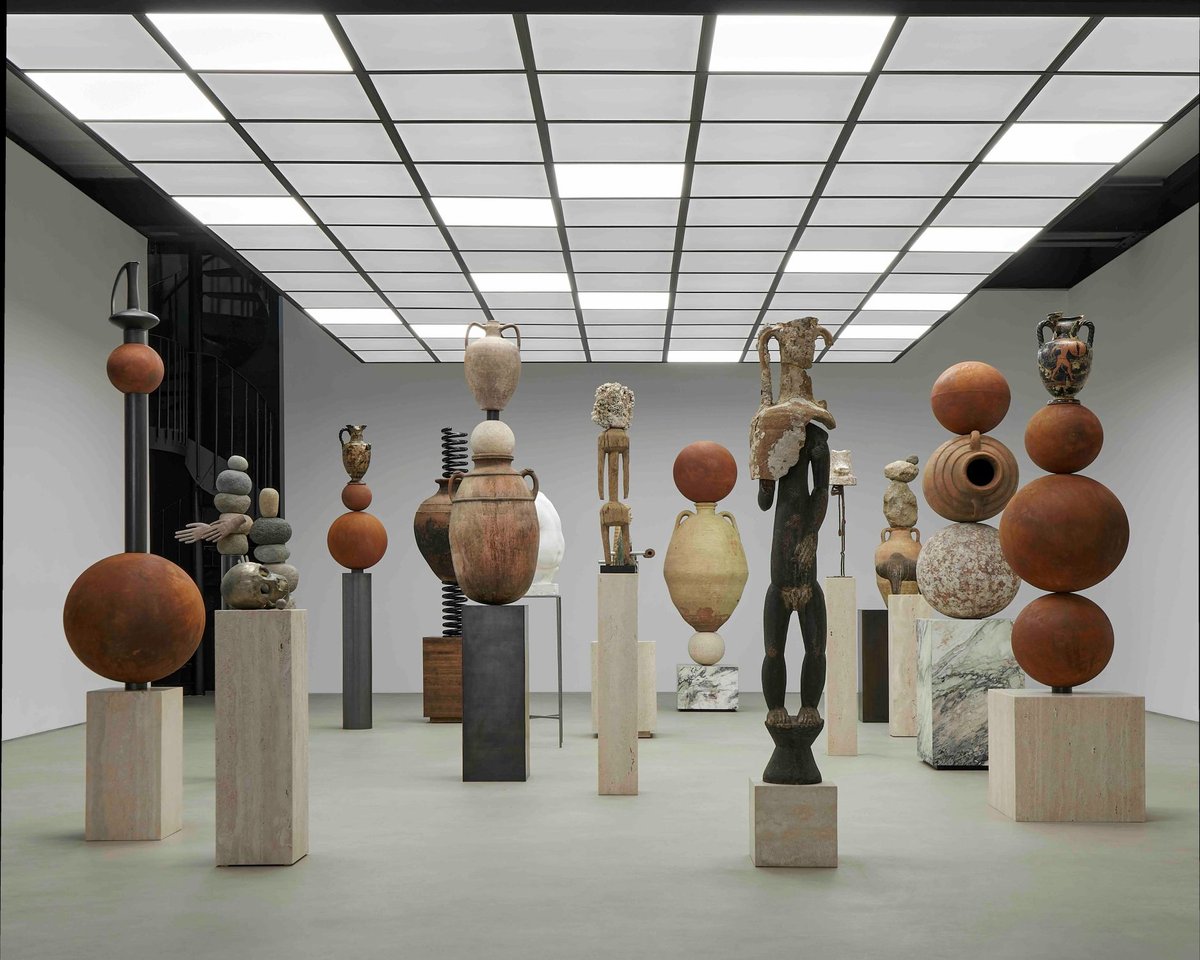 Vue de l’exposition « Thomas Houseago & Théo Mercier. Duo du Mentorat Reiffers Initiatives 2026 ». Photo © Philippe Garcia