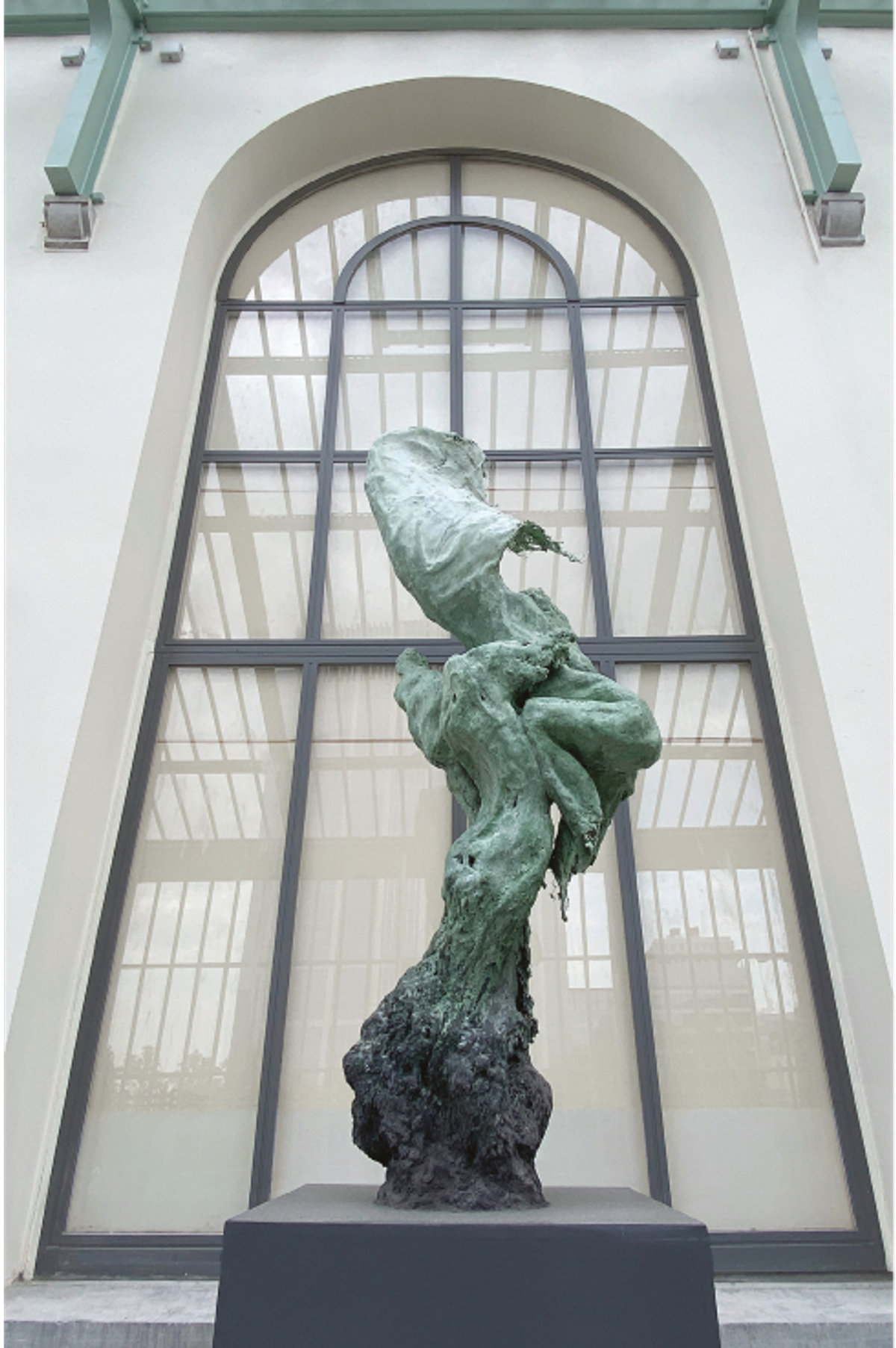 Alexandra Mein, Gravity, 2023, hydrostone, grillage, étamine et pigments. Photo D.R.