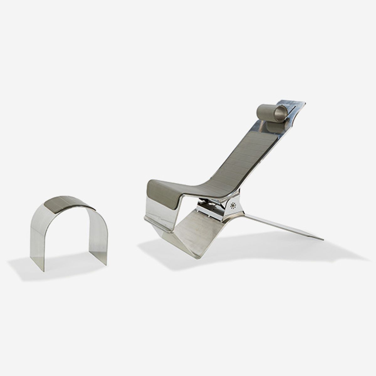 Yonel Lebovici, Chaise longue « Pince-Sans-Rire », 1986, aluminium poli, estimée 15 000 à 20 000 euros. © Tajan