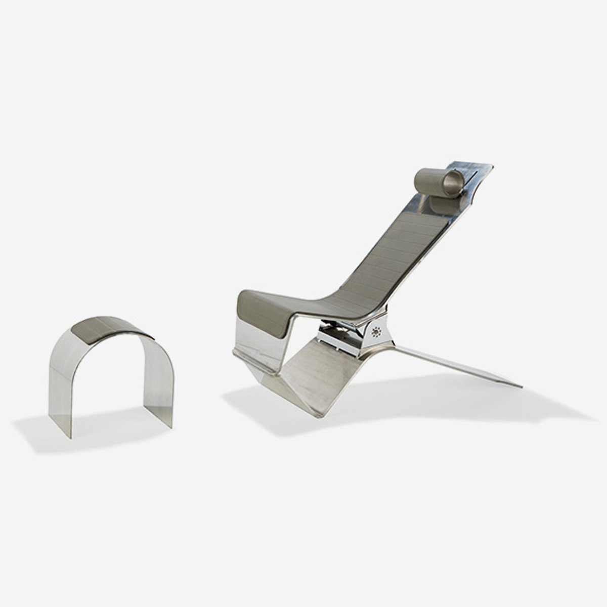 Yonel Lebovici, Chaise longue « Pince-Sans-Rire », 1986, aluminium poli, estimée 15 000 à 20 000 euros. © Tajan