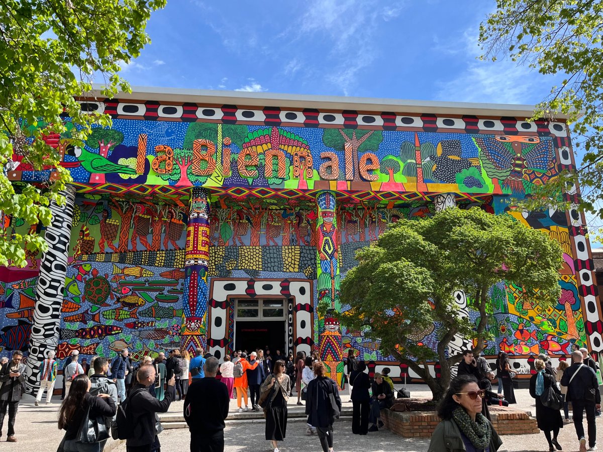 Le pavillon international aux couleurs de la Biennale 2024. Photo : Stéphane Renault