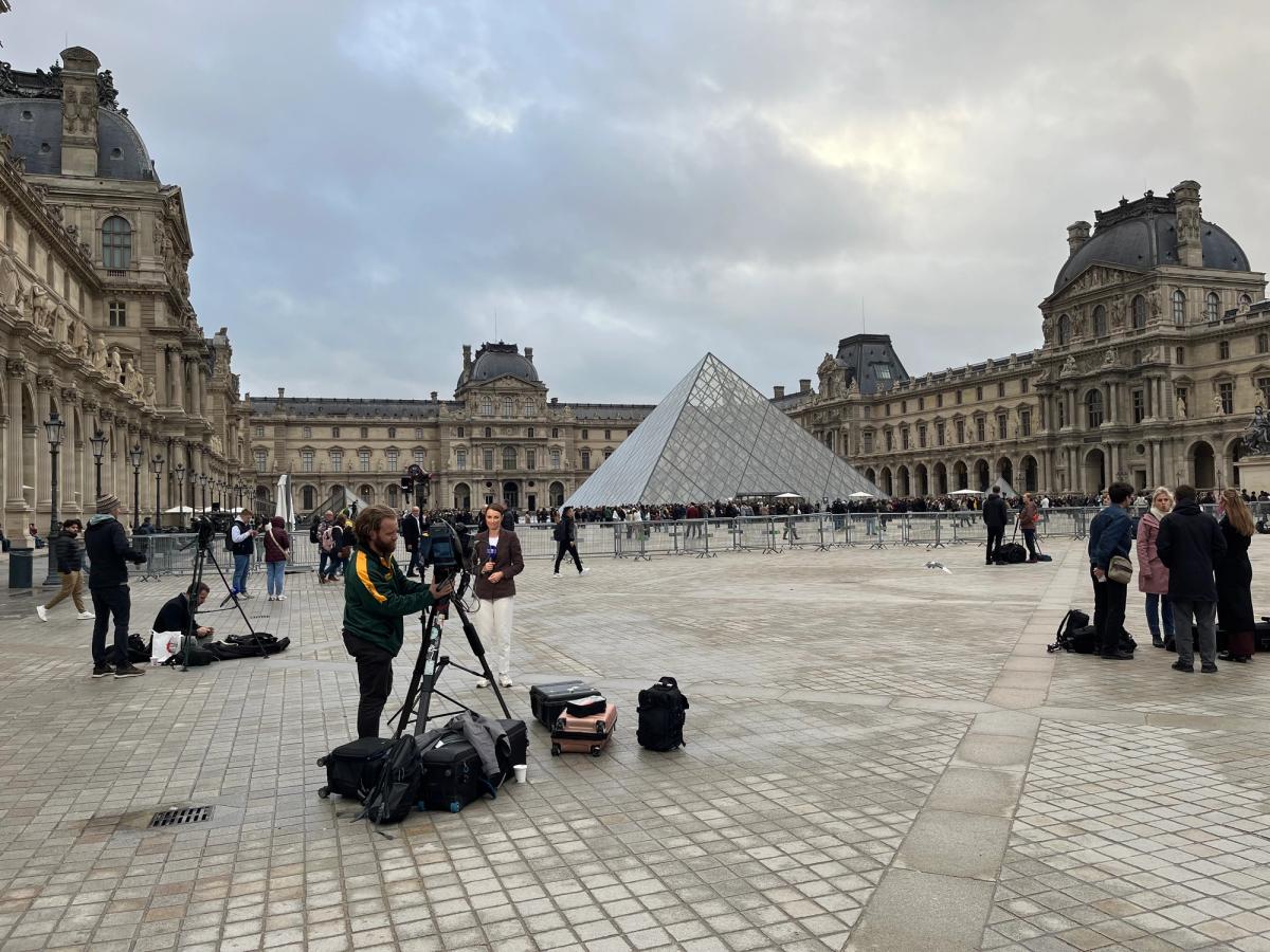 Les caméras de télévisions du monde entier braquées sur la pyramide du Louvre, le 20 octobre 2025, au lendemain du vol des joyaux de la Couronne de France dans la galerie d'Apollon, située dans l'aile Denon du musée. Photo : Stéphane Renault