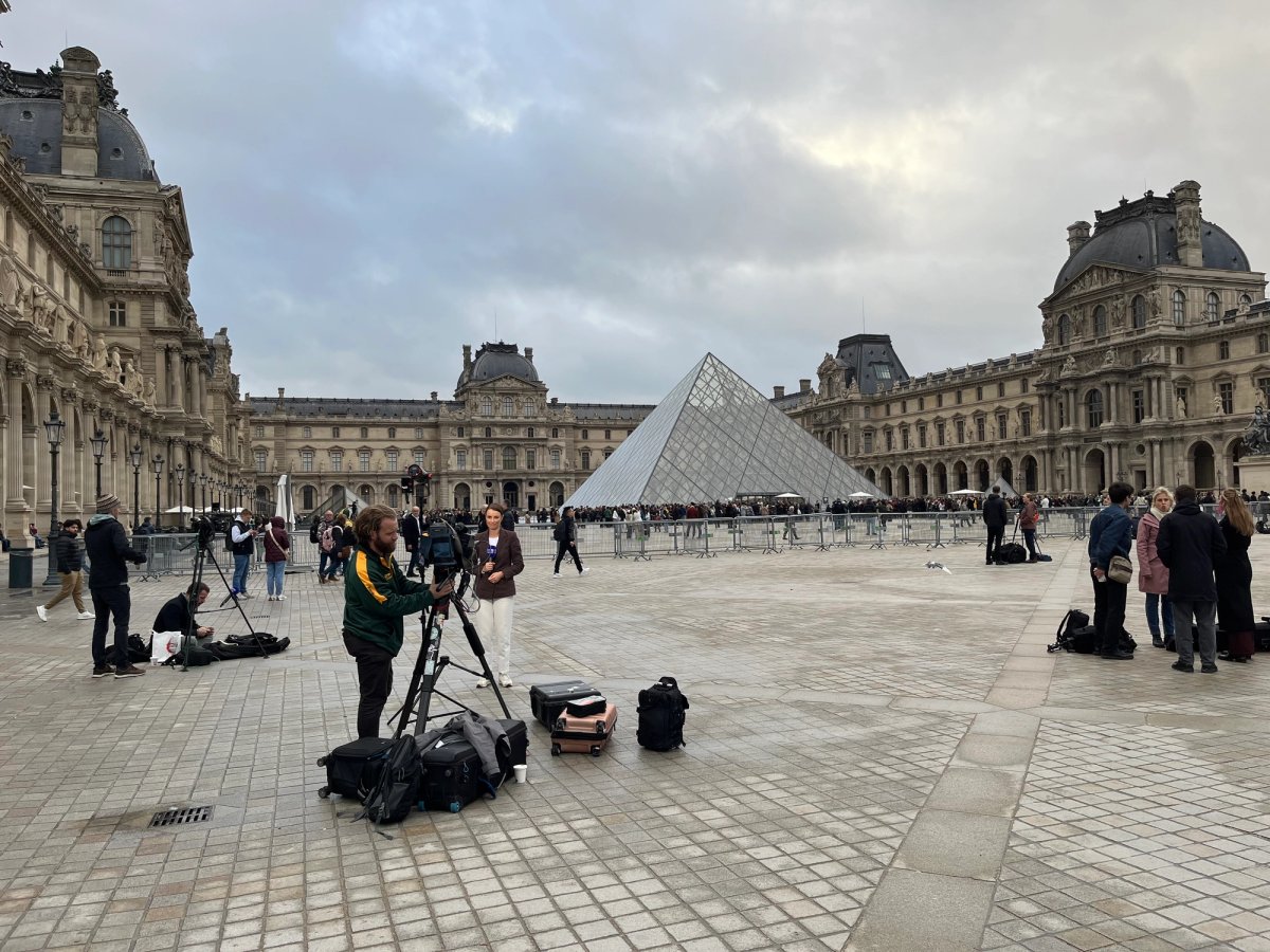 Les caméras de télévisions du monde entier braquées sur la pyramide du Louvre, le 20 octobre 2025, au lendemain du vol des joyaux de la Couronne de France dans la galerie d'Apollon, située dans l'aile Denon du musée. Photo : Stéphane Renault