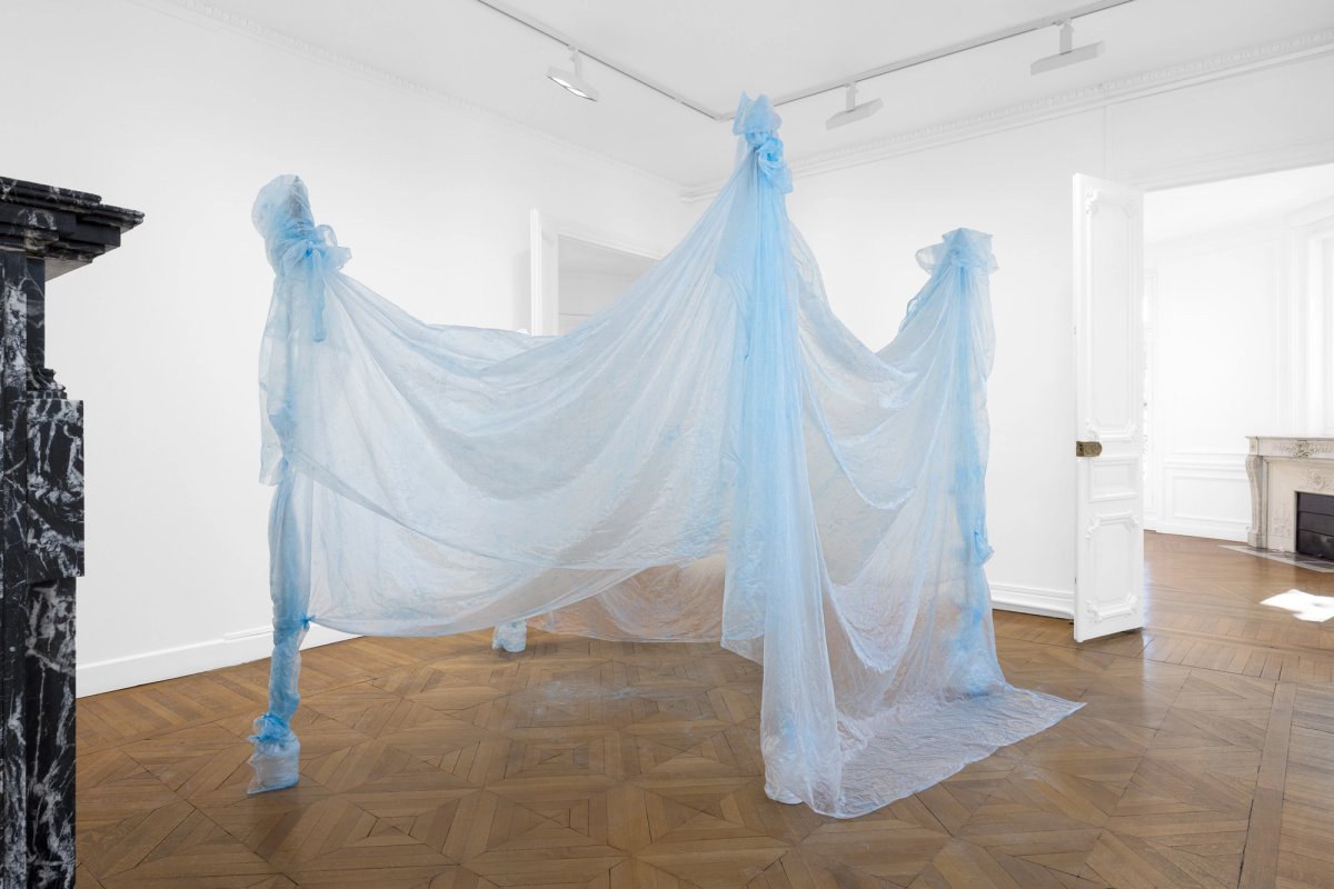 Karla Black, Labour Escapes, 2026, poussière de polyéthylène, volets, peinture en poudre, plumeaux télescopiques, plâtre. Courtesy de l’artiste et Modern Art.