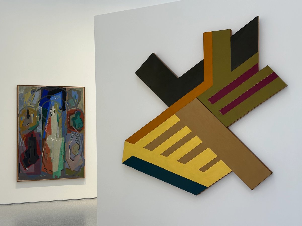 Vue de l’exposition « Hors format » au musée d’Art moderne et contemporain - Saint-Étienne Métropole. Œuvres de Frank Stella et Albert Gleizes. Photo : Philippe Régnier
