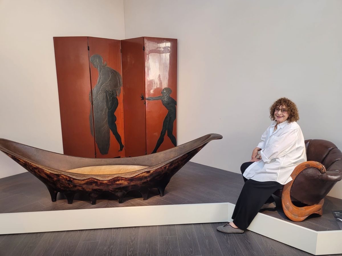 Cheska Vallois parmi des chefs-d'œuvre d'Eileen Gray sur son stand de Fine Arts Paris.

© Photo A.C.