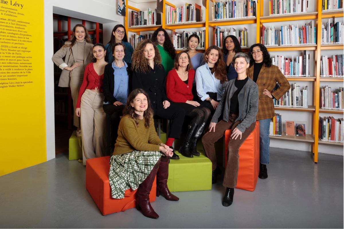 L'équipe d'AWARE autour de Camille Morineau et de Nathalie Rigal, co-fondatrice et présidente de l'association. © Marie Docher