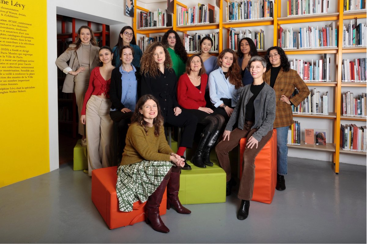 L'équipe d'AWARE autour de Camille Morineau et de Nathalie Rigal, co-fondatrice et présidente de l'association. © Marie Docher