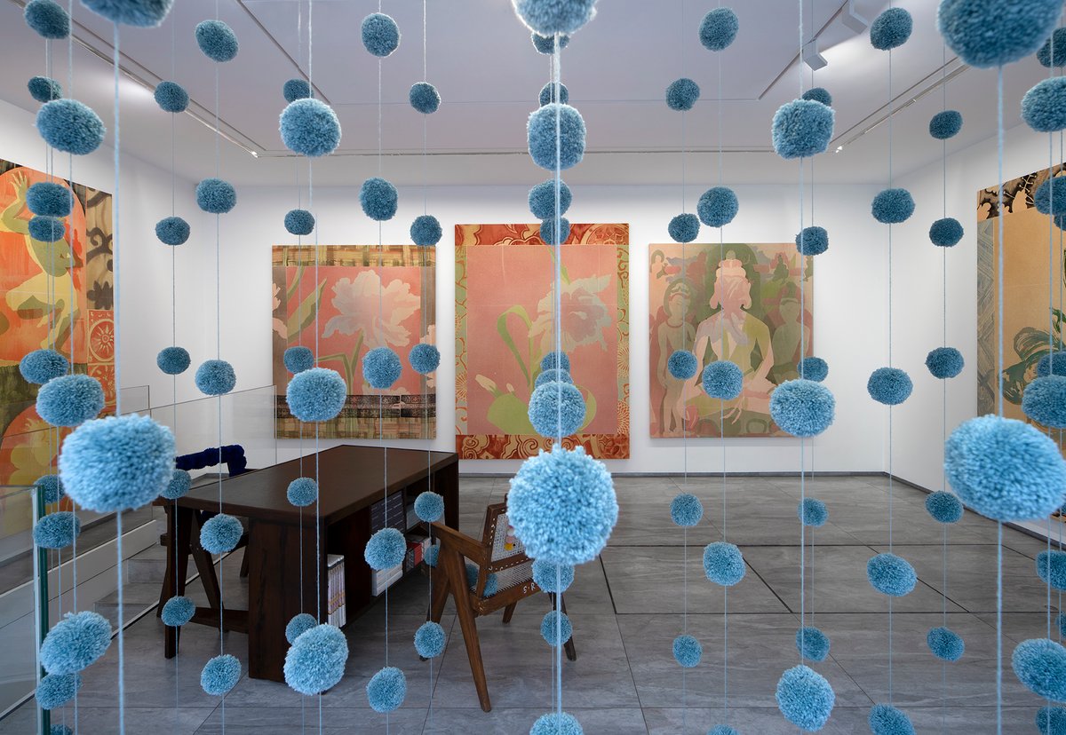 Vue de l’exposition « Matthew Lutz-Kinoy : Princess PomPom : medicine blue » chez Mennour, Paris. Archives Mennour