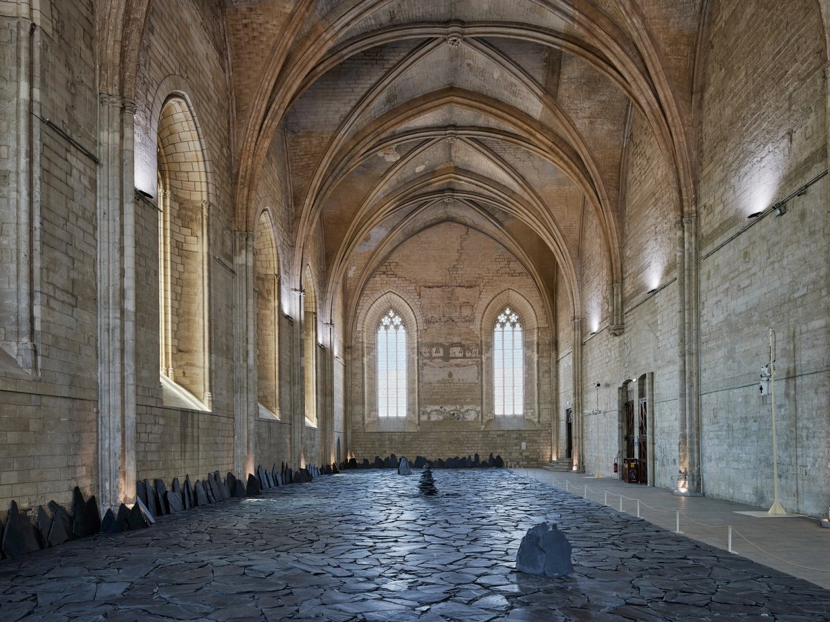 Lee Ufan, Relatum - Primitive Room, 2026, Palais des Papes, Avignon. Photo David Giancatarina