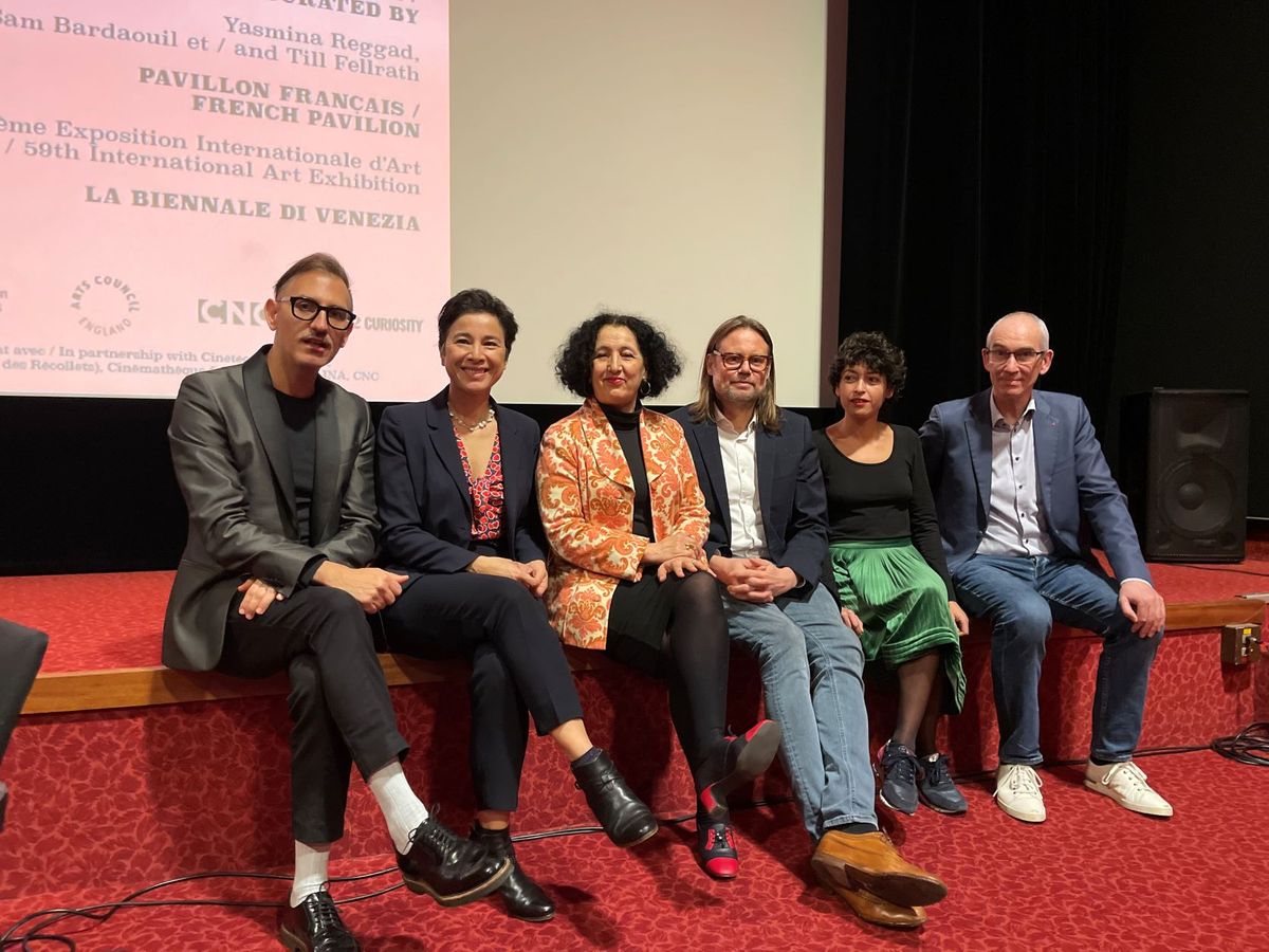 Sam Bardaouil, Eva Nguyen Binh, Zineb Sedira, Till Fellrath, Yasmina Reggad et Patrice Leclerc (maire de la Ville de Gennevilliers). Photo : Philippe Régnier.