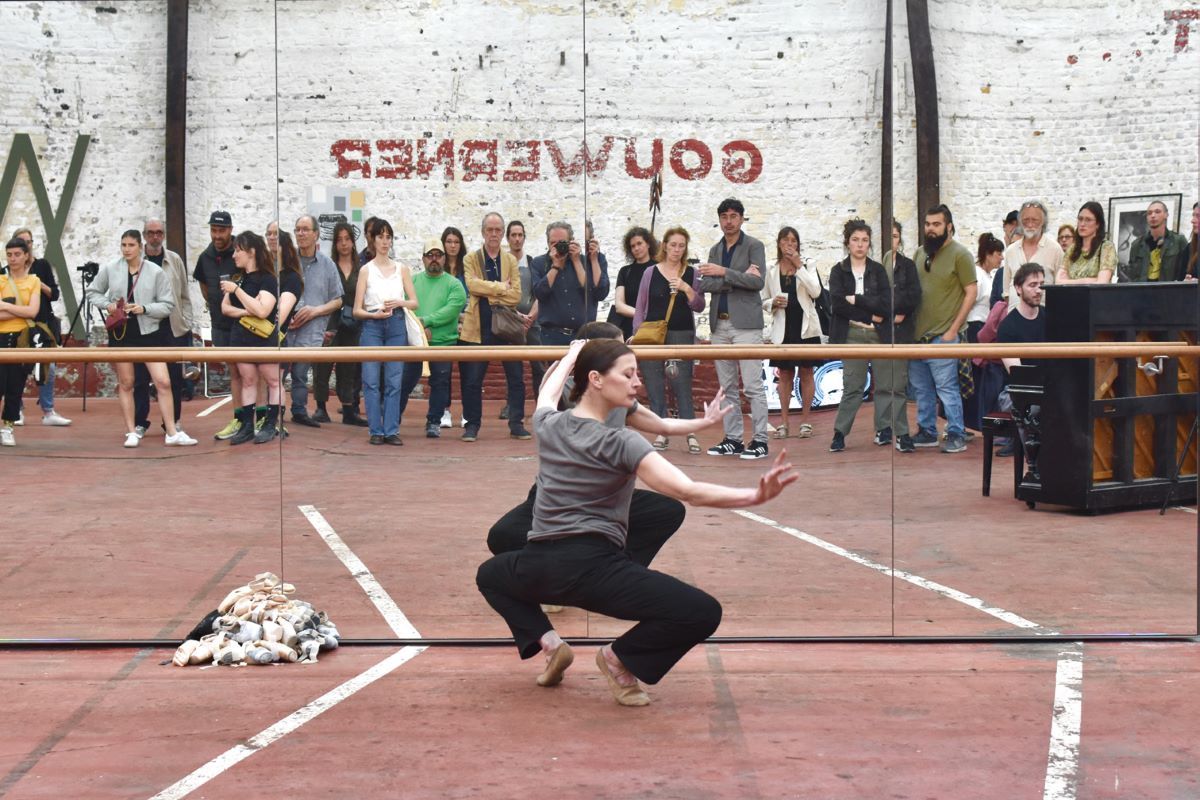 Olivier Mosset, Marie-Agnès Gillot et Maxime Thomas, Step by Step Boogie Woogie (détail), set de danse et chorégraphie participative, 2024. Courtesy de New Space Liège et du bureau des heures invisibles. Photo Genaro Marcos