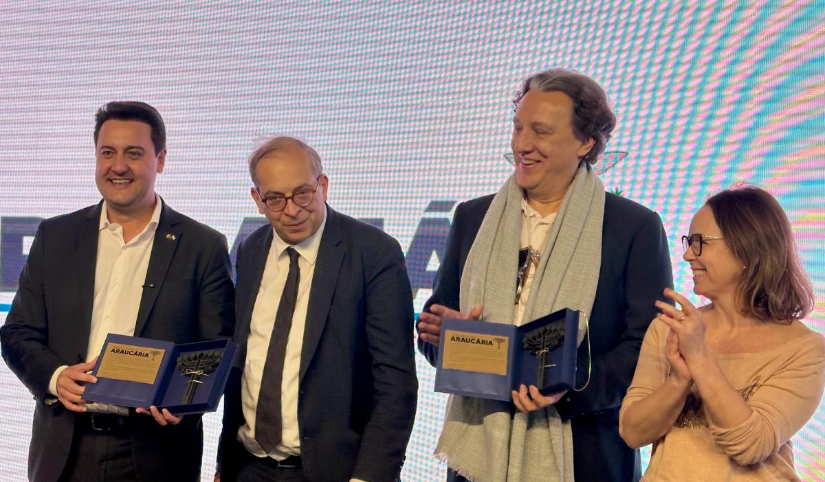 Carlos Roberto Massa Júnior, gouverneur de l’État du Paraná, Laurent Le Bon, président du Centre Pompidou, Solano Benítez, architecte du Centre Pompidou Paraná, et Luciana Casagrande Pereira, secrétaire d’État à la Culture de l’État du Paraná, le 5 septembre 2025 à Foz do Iguaçu. Photo : Philippe Régnier