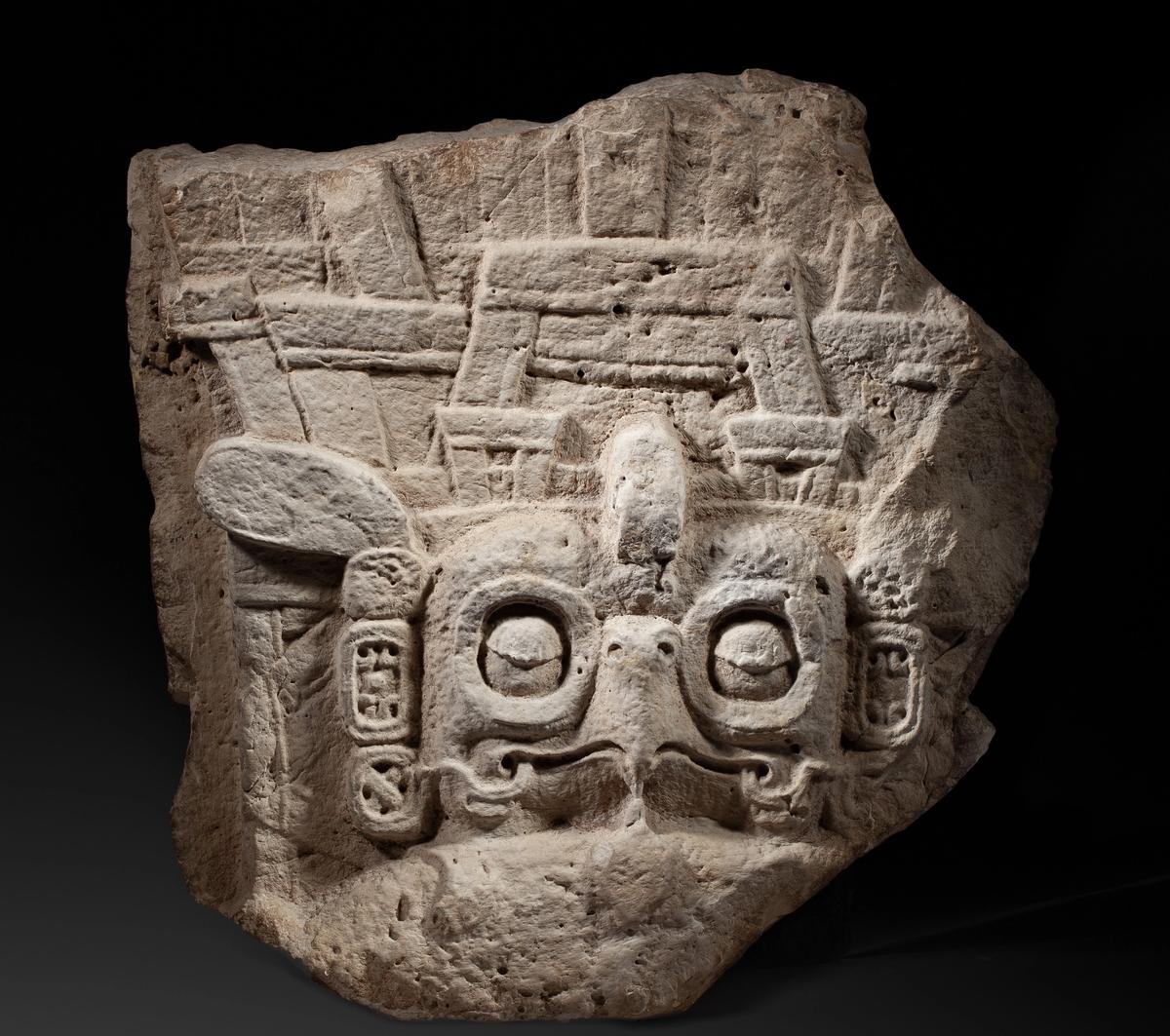 Bas-relief en pierre sculptée en ronde-bosse,  Maya, époque classique, 600-900 avant J.-C., estimé 25 000-35 000 euros. Courtesy Millon
