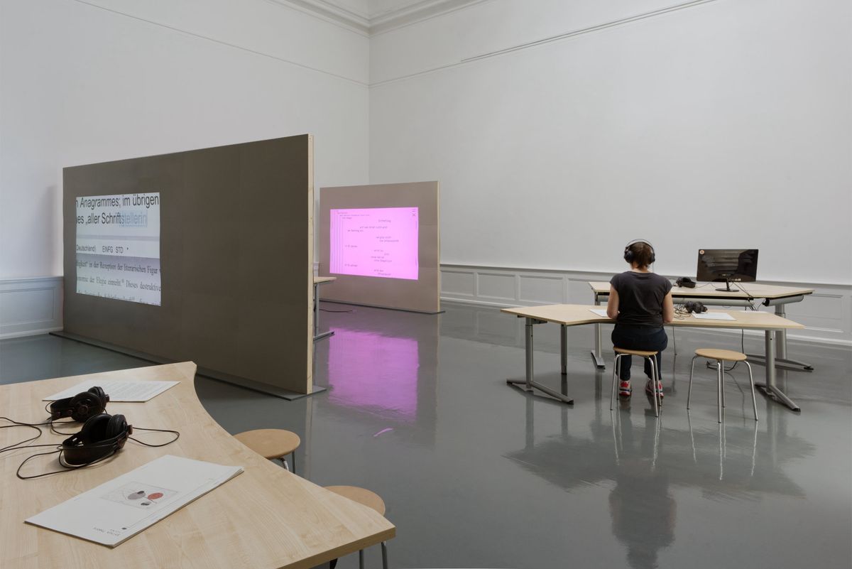 Vue de l’exposition « Katrin Mayer : #c0da comptoir #fanny carolsruh » à la Badischer Kunstverein, à Karlsruhe. Grande salle : c0da comptoir. Photo : Heiko Karn