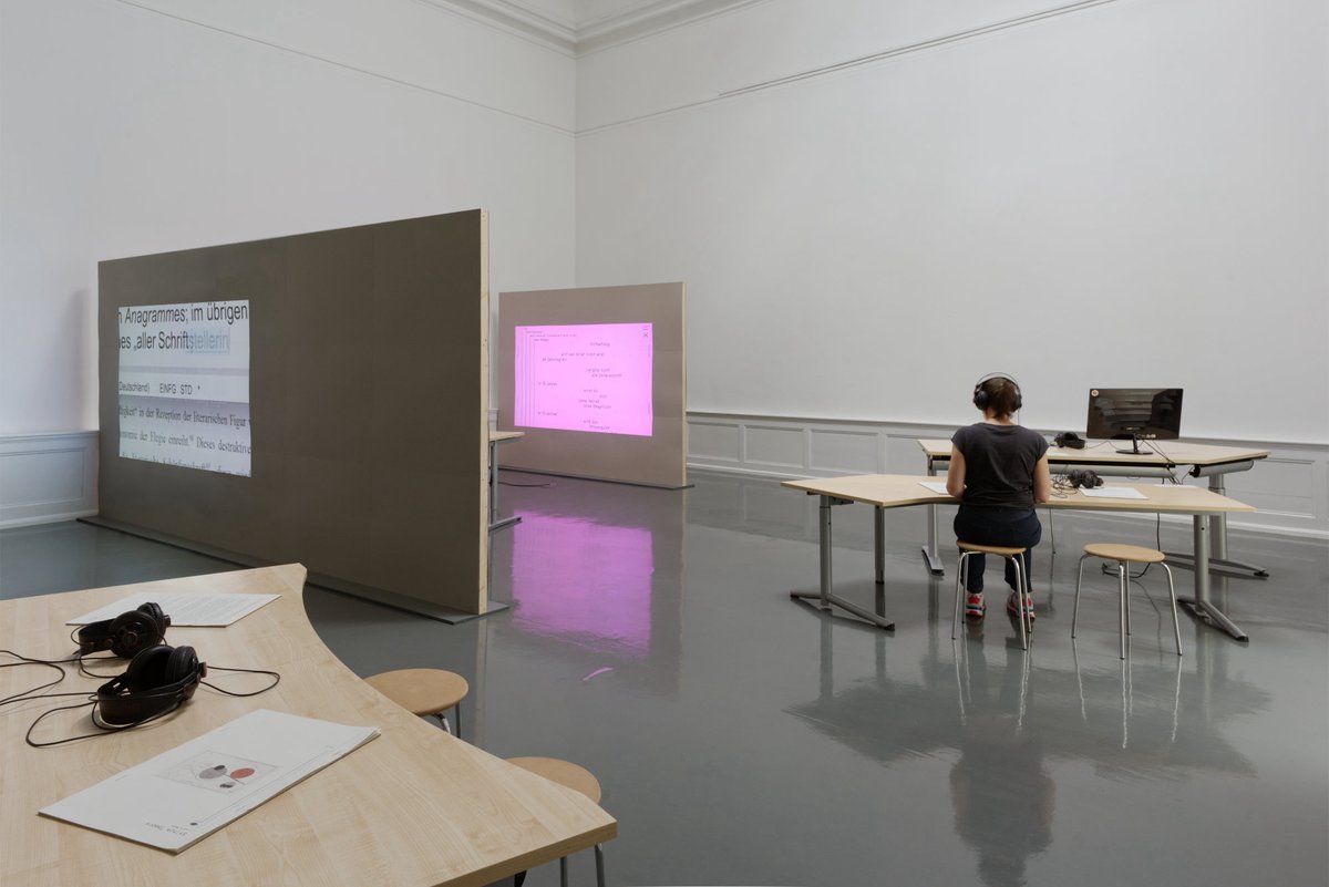 Vue de l’exposition « Katrin Mayer : #c0da comptoir #fanny carolsruh » à la Badischer Kunstverein, à Karlsruhe. Grande salle : c0da comptoir. Photo : Heiko Karn