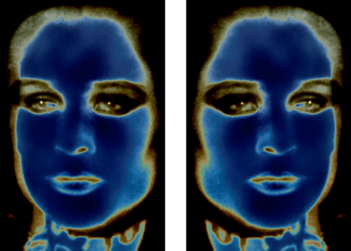 Katharina Sieverding, Transformer Cyan Solarisation 5 A/B, 1973-1974, photographie couleur, acrylique, 190×125 cm par panneau. © Katharina Sieverding, VG Bild-Kunst. Photo: Klaus Mettig, VG Bild-Kunst