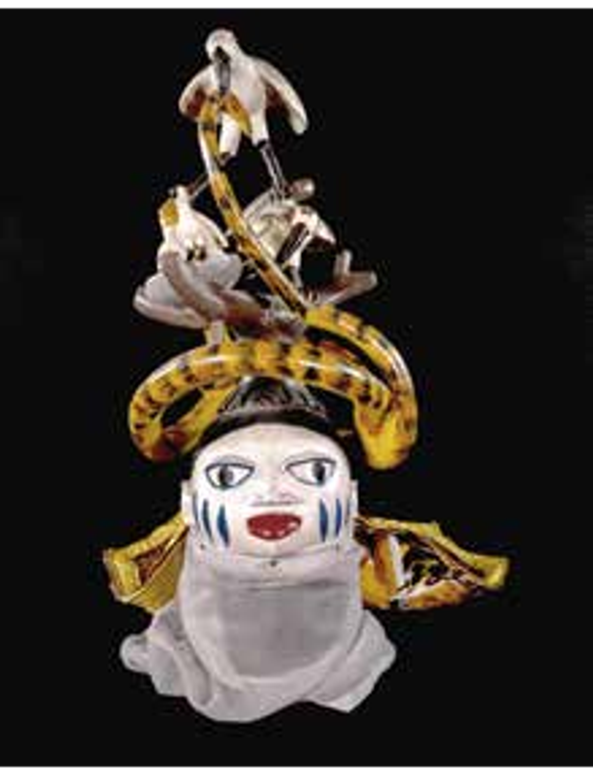 Masque Gèlèdè Agba éfè, XXe siècle, bois, peinture industrielle et tissu, collection Arbogast. © Château Vodou