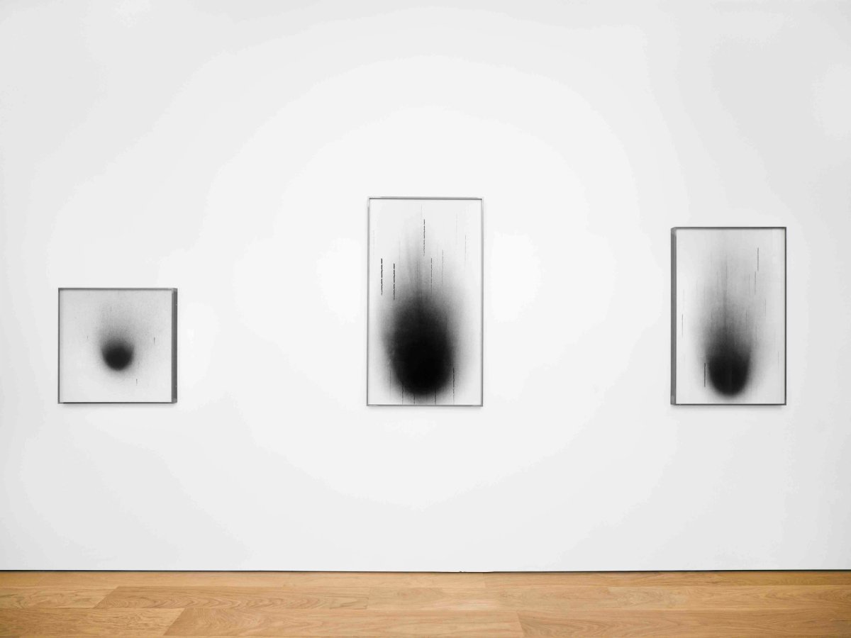 Vue de l’exposition « Dove Allouche : CHNOPS », chez Peter Freeman, Inc., Paris. Photo Aurélien Mole. Courtesy de l’artiste et Peter Freeman, Inc., New York / Paris. © Adagp, Paris, 2026.