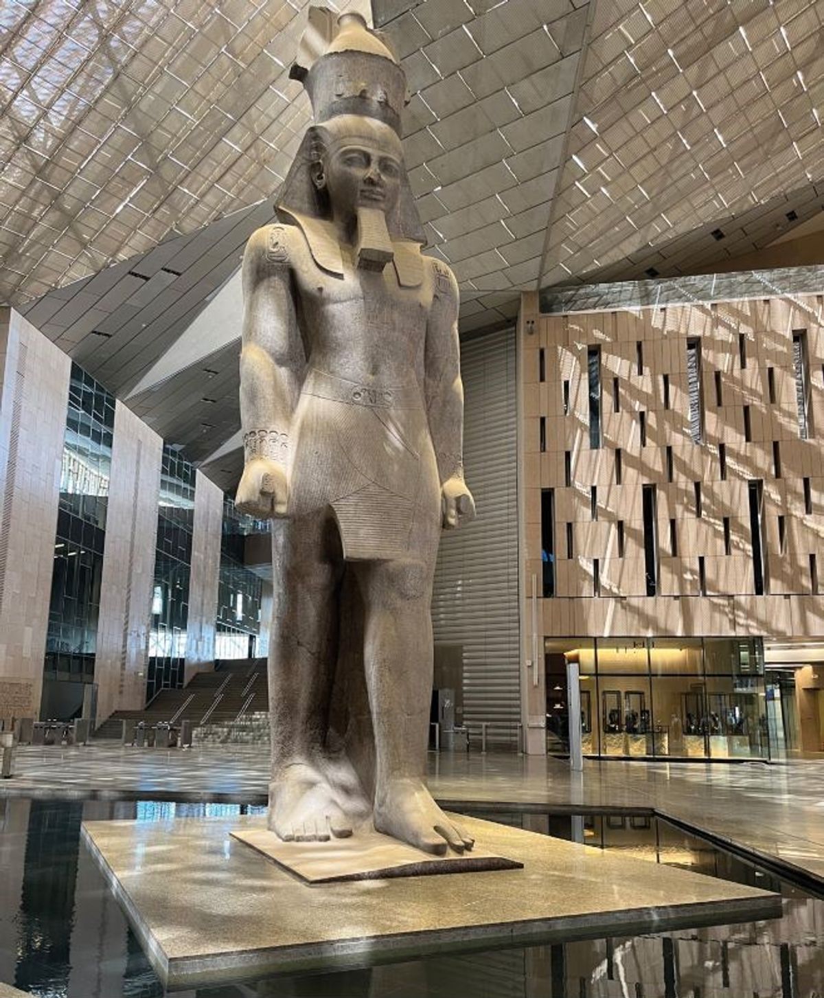 Le colosse de Ramsès II, dans l’atrium du Grand Egyptian Museum, Le Caire. Photo Bérénice Geoffroy-Schneiter