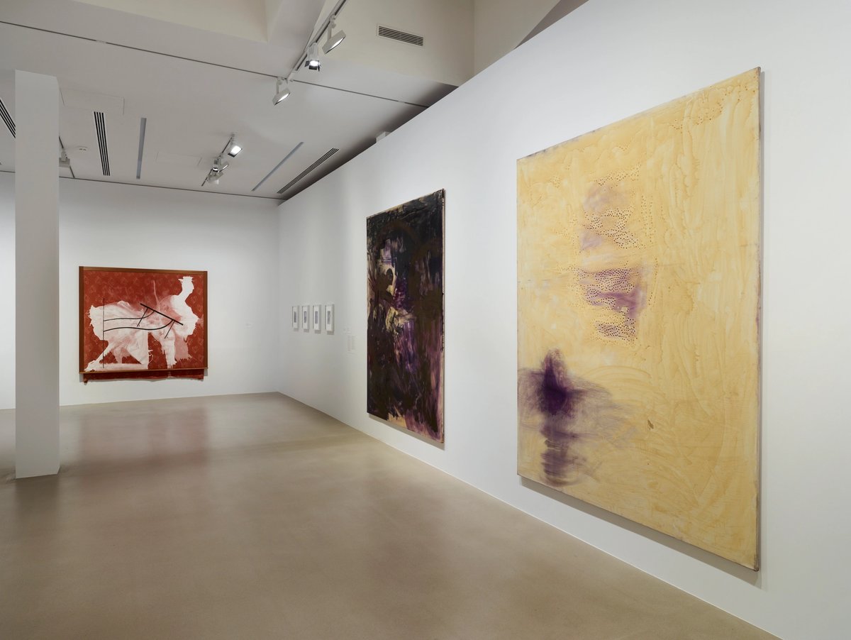 Vue de l’exposition « Sigmar Polke. Sous les pavés, la terre », à la Fondation Vincent van Gogh Arles. Photo François Deladerrière. © Estate of Sigmar Polke, Cologne / Adagp, Paris, 2025